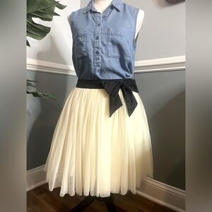 xxi Cream Tulle Skirt. Size Medium. Black bow waistband. Side zipper.